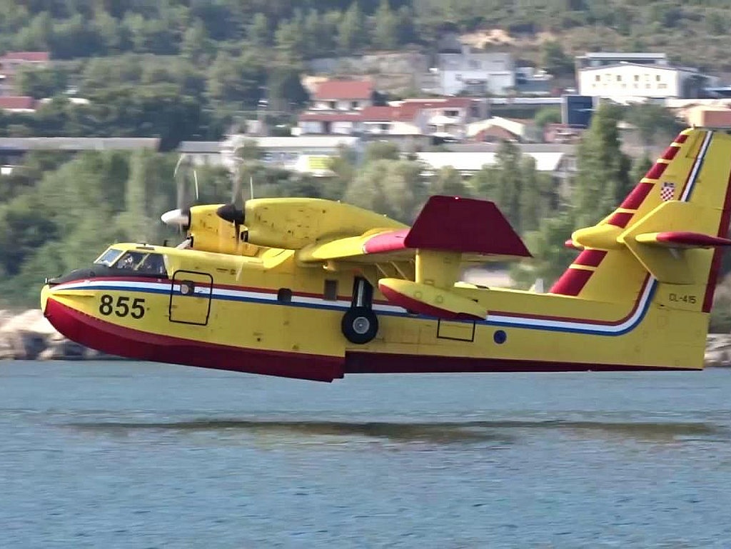 Dva kanadera gase požar na otoku Pagu