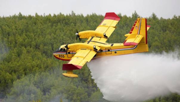 Dva kanadera iz Hrvatske će nastaviti gašenje požara u općini Tomislavgrad
