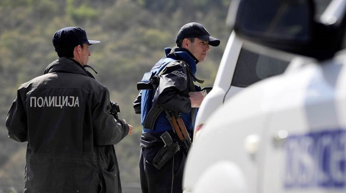 Dva mladića u Skoplju udarila kolima policajca sa radarom i pobjegla
