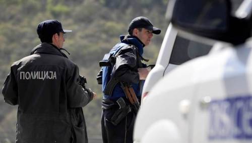 Dva mladića u Skoplju udarila kolima policajca sa radarom i pobjegla