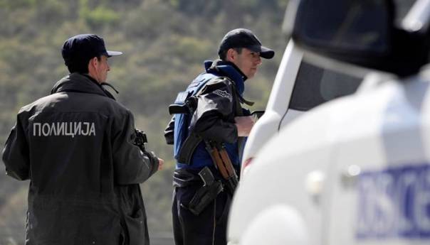 Dva mladića u Skoplju udarila kolima policajca sa radarom i pobjegla