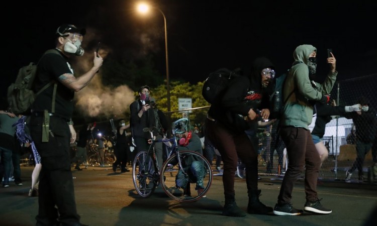 Dva policajca stradala u pucnjavi tokom nereda u Americi