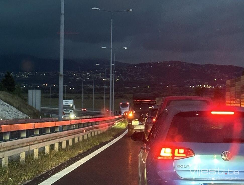 Dva sata nakon nesreće, i dalje traju gužve na autoputu kod Sarajeva