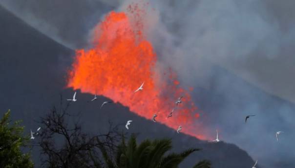 Dva toka lave na Kanarskim ostrvima, jedan na 800 metara od obale