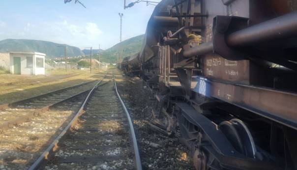 Dva vagona teretnog voza kod Mostara iskočila iz šina, ekipe na terenu