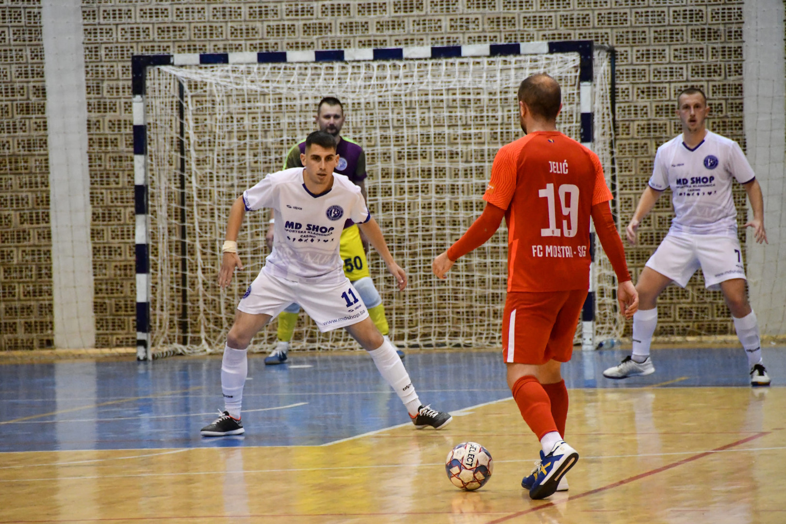Dvadesetak huligana napalo gostujuće navijače na futsal utakmici u Mostaru