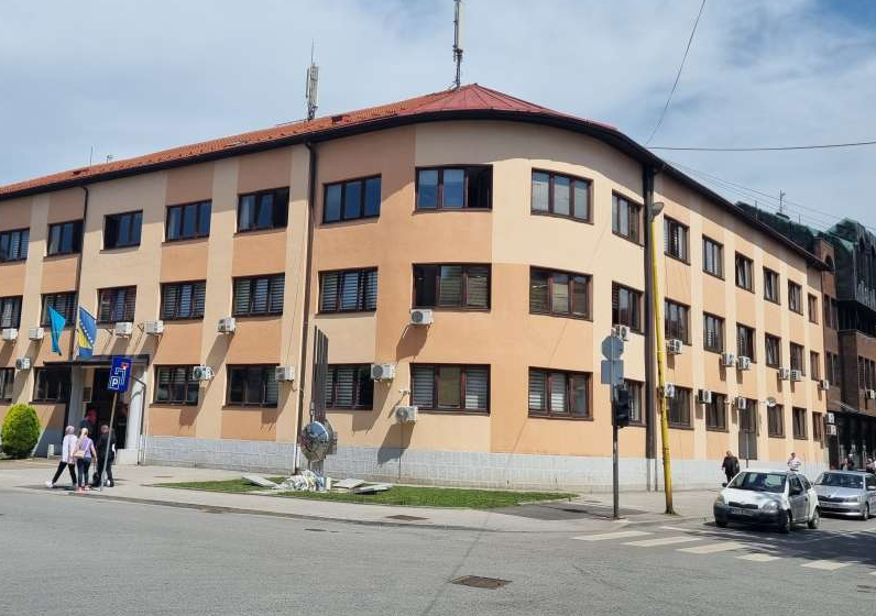 Dvanaestogodišnjak iz Tuzle prijetio vršnjaku u školi hladnim oružjem