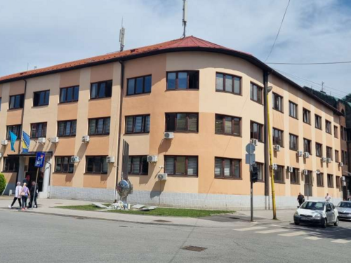 Dvanaestogodišnjak iz Tuzle prijetio vršnjaku u školi hladnim oružjem