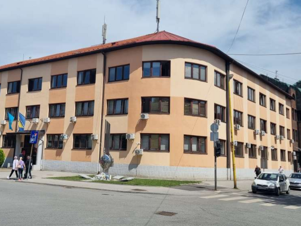 Dvanaestogodišnjak iz Tuzle prijetio vršnjaku u školi hladnim oružjem