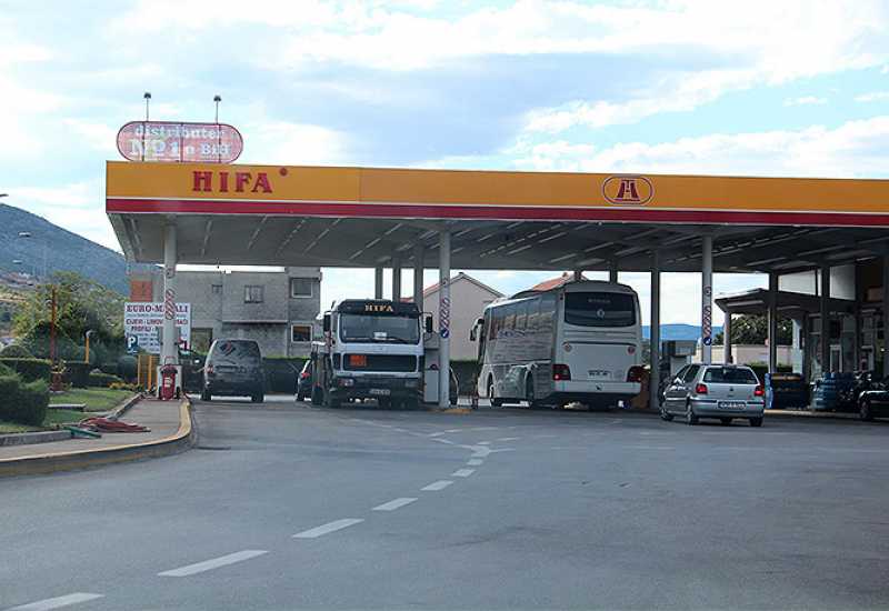 Dvije maskirane osobe opljačkale benzinsku pumpu 'Hifa Oil' u Mostaru