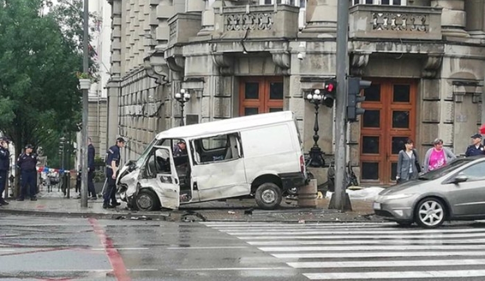 Dvije osobe poginule u saobraćajnoj nesreći ispred zgrade Vlade Srbije