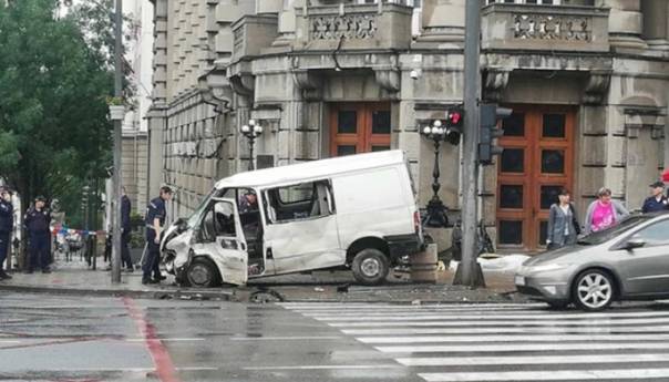 Dvije osobe poginule u saobraćajnoj nesreći ispred zgrade Vlade Srbije