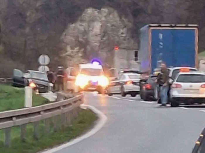 Dvije osobe povrijeđene u sudaru automobila i kamiona kod Zenice
