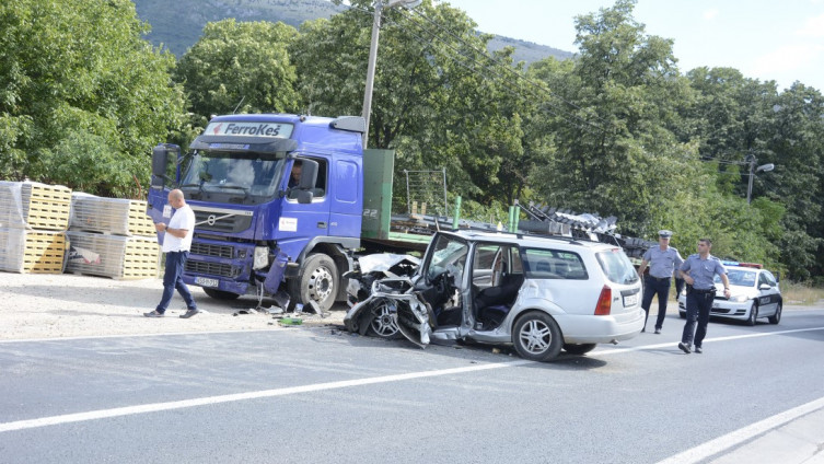 Dvije osobe povrijeđene u udesu automobila i kamiona kod Mostara