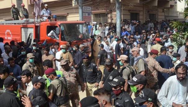 Dvije osobe preživjele pad aviona u blizini Karačija