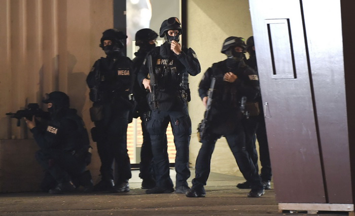 Dvije osobe uhapšene nedaleko od Beča, traje policijska potraga