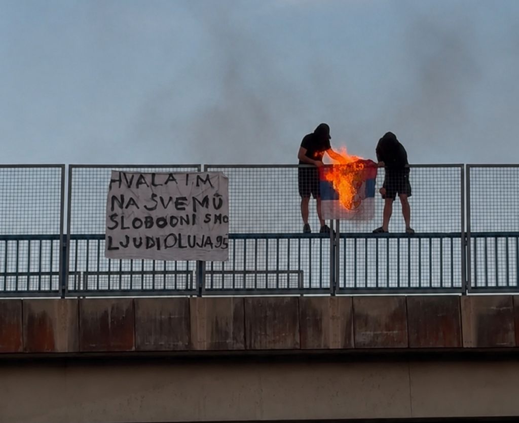 Dvije osobe zapalile zastavu Srbije u Hrvatskoj