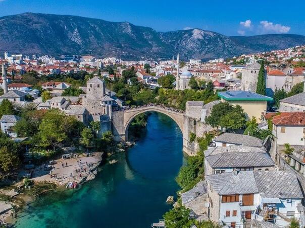 Dvije ženske osobe u Mostaru napale Nijemca i teško povrijedile djevojku