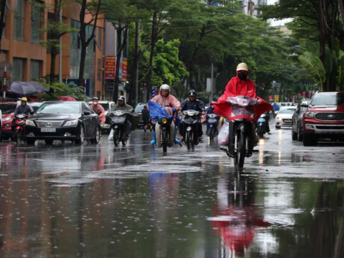 Dvoje mrtvih i 17 nestalih u tajfunu Bualoi koji je pogodio Vijetnam