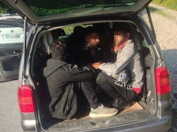 Dvoje mrtvih, šest povrijeđenih u udesu automobila koji je prevozio ilegalne migrante