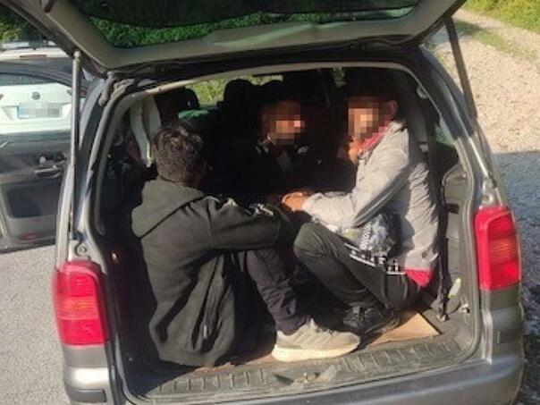 Dvoje mrtvih, šest povrijeđenih u udesu automobila koji je prevozio ilegalne migrante
