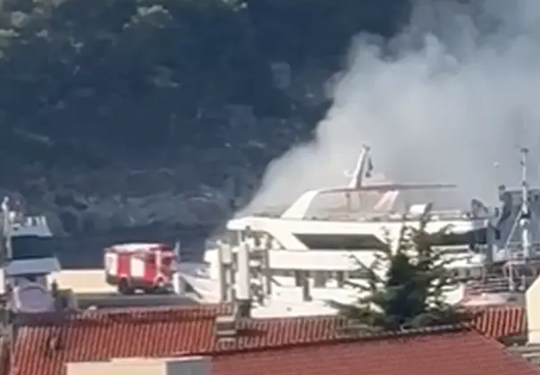 Dvoje povrijeđenih u požaru broda u Makarskoj
