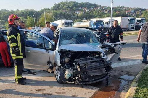 Dvoje povrijeđenih u teškoj saobraćajnoj nesreći kod Tešnja