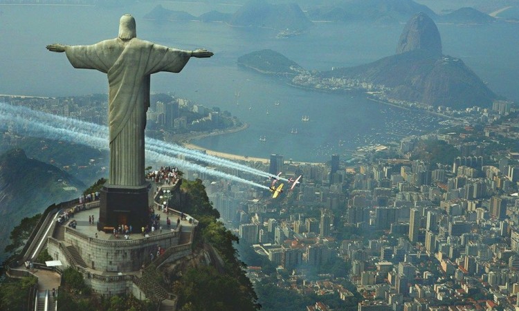 Dvojica Francuza privedeni zbog hodanja po statui Krista Iskupitelja