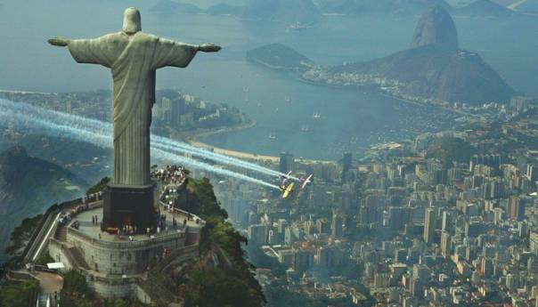 Dvojica Francuza privedeni zbog hodanja po statui Krista Iskupitelja