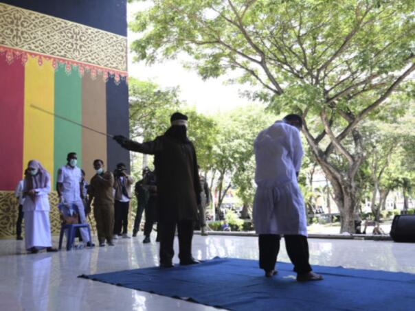 Dvojica mladića javno bičevana u Acehu zbog grljenja i ljubljenja u javnosti