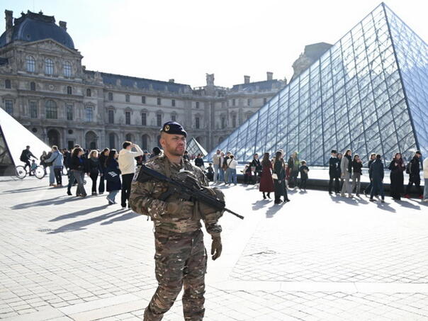 Dvojica osumnjičenih za pljačku u Louvru prethodno zajedno osuđivana za krađu