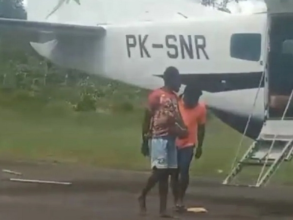 Dvojica pilota poginula u napadu na avion tokom slijetanja u Indoneziji