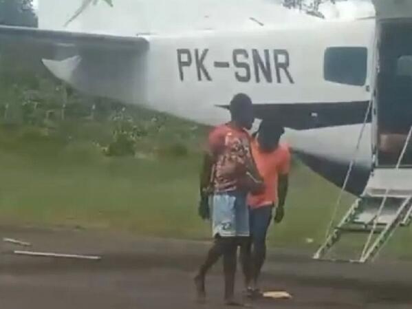 Dvojica pilota poginula u napadu na avion tokom slijetanja u Indoneziji