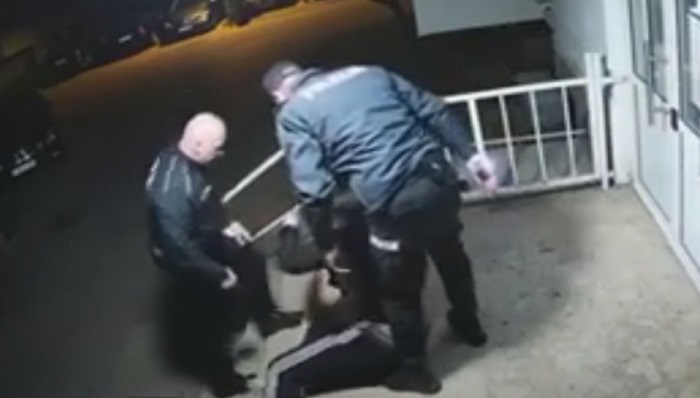 Video: Policajci brutalno pretukli mladića u Mostaru
