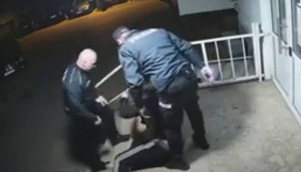 Video: Policajci brutalno pretukli mladića u Mostaru