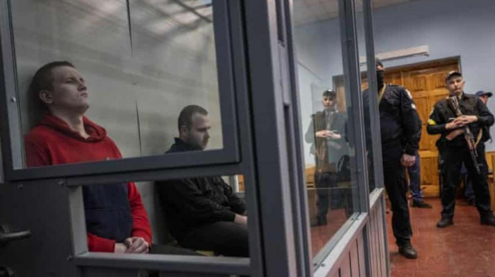 Dvojica ruskih vojnika osuđeni na jedanaest i po godina zatvora za ratne zločine u Ukrajini