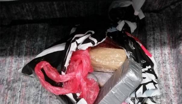 Dvojica Slovenaca pokušala prokrijumčariti 2,9 kilograma heroina