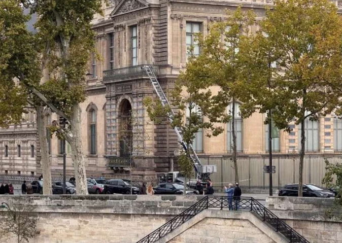 Dvojica uhapšena zbog krađe nakita u Louvreu