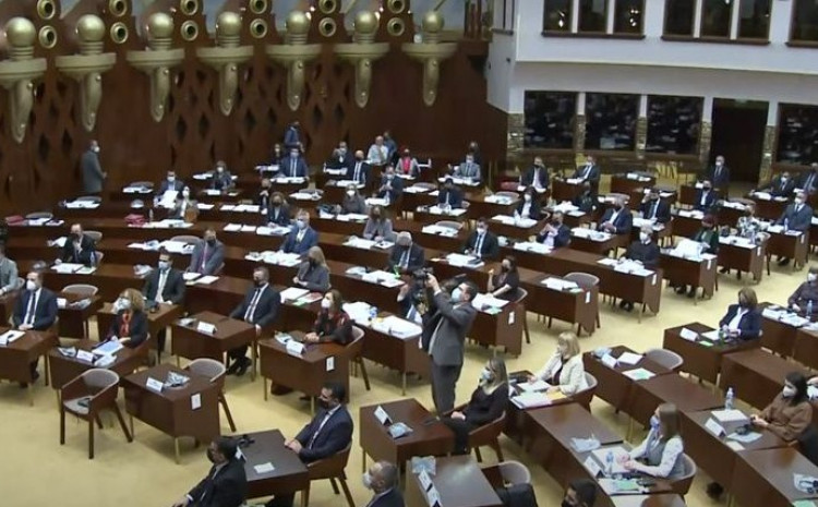 Dvojica zaraženih zastupnika dovedena u makedonski parlament da osiguraju kvorum