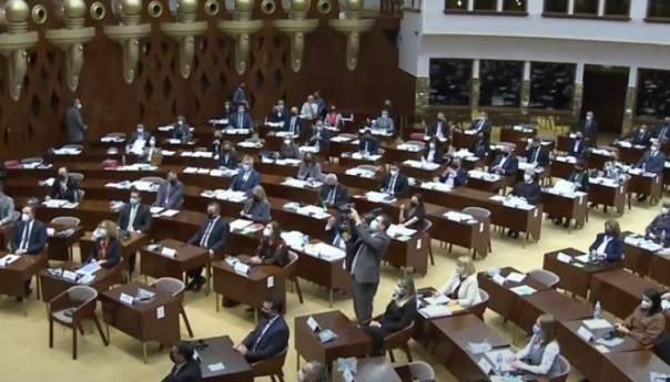 Dvojica zaraženih zastupnika dovedena u makedonski parlament da osiguraju kvorum