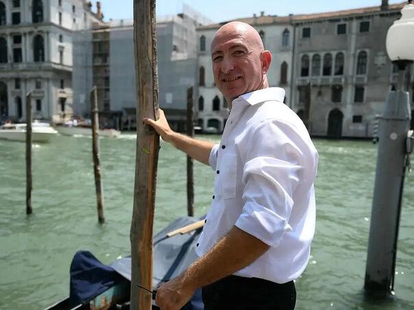 Dvojnik Jeffa Bezosa se pojavio u Veneciji prije vjenčanja i zbunio sve prisutne