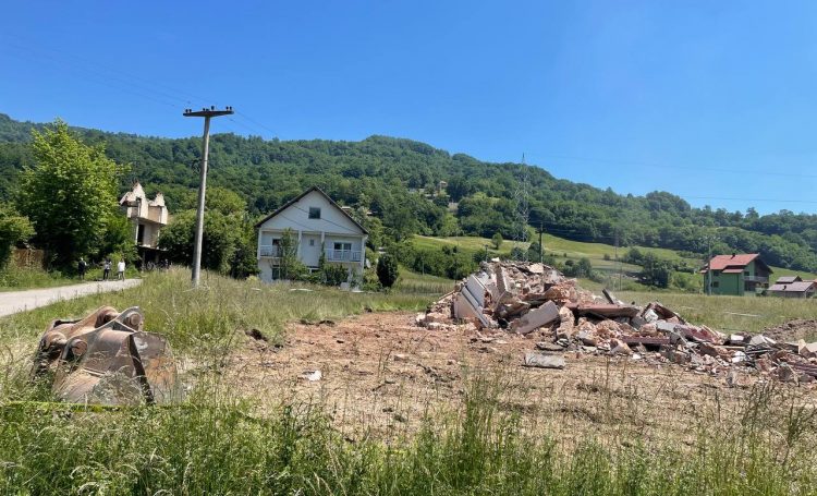 Dvorište nane Fate večeras vraćeno u prvobitno stanje
