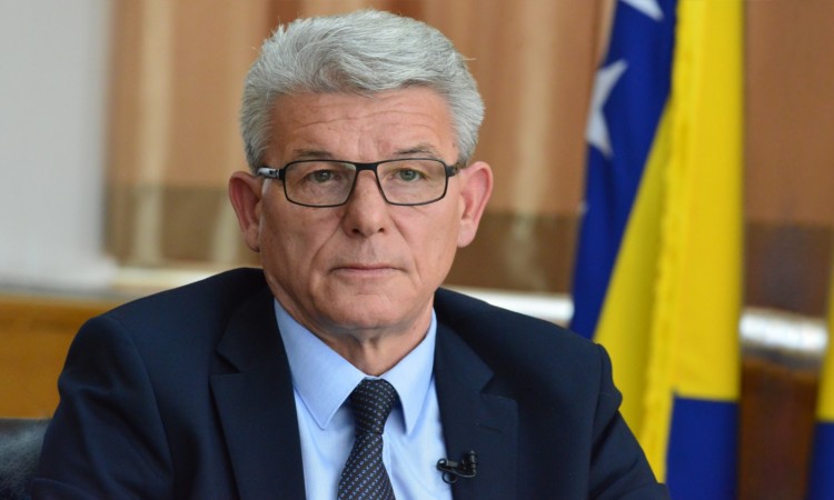 Džaferović: Božić nosi univerzalnu poruku nade i vjere u bolje sutra