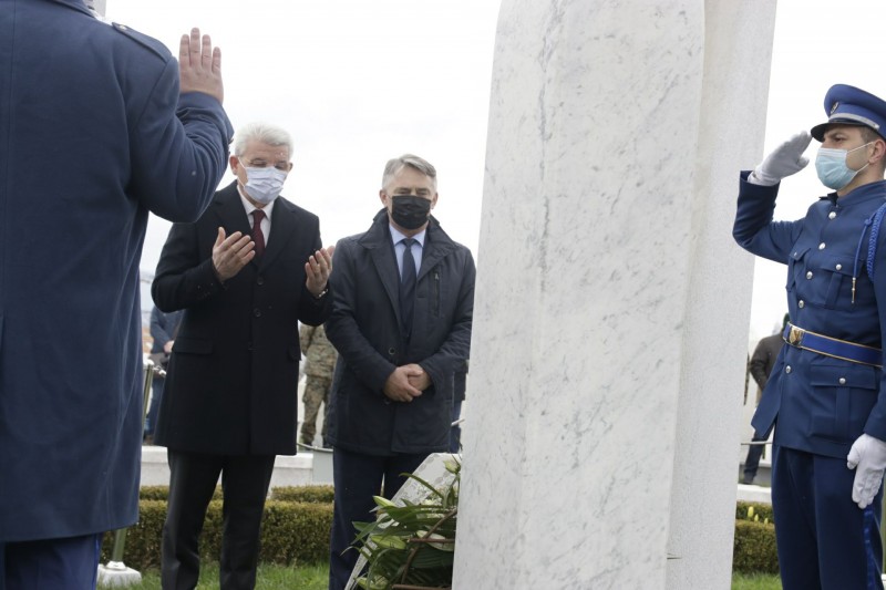 Džaferović i Komšić odali počast braniteljima povodom Dana Armije RBiH