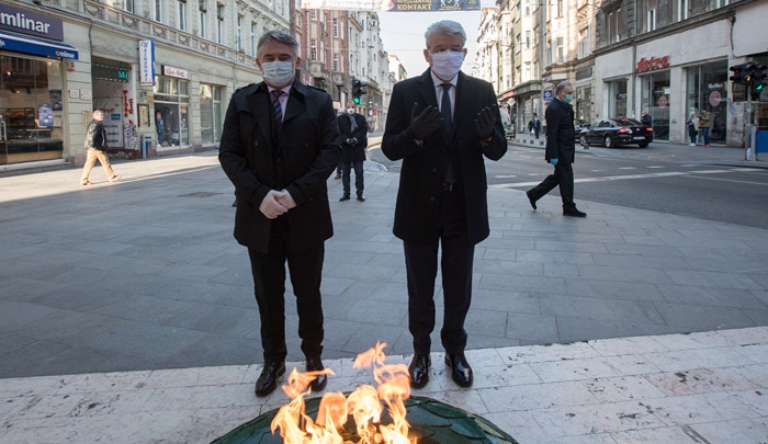 Džaferović i Komšić polaganjem cvijeća obilježili 6. april