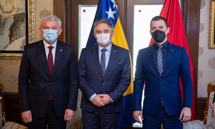 Džaferović i Komšić s Bečićem: Poštovati presude međunarodnih sudova