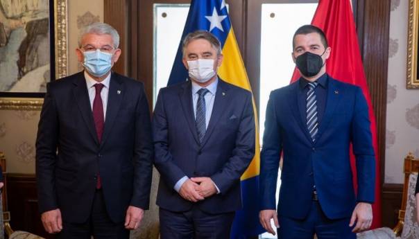 Džaferović i Komšić s Bečićem: Poštovati presude međunarodnih sudova