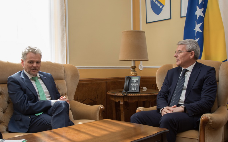 Džaferović sa Sattlerom o situaciji uzrokovanoj pandemijom korona virusa