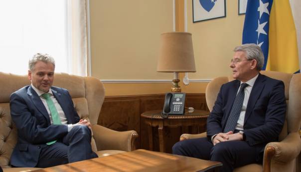 Džaferović sa Sattlerom o situaciji uzrokovanoj pandemijom korona virusa