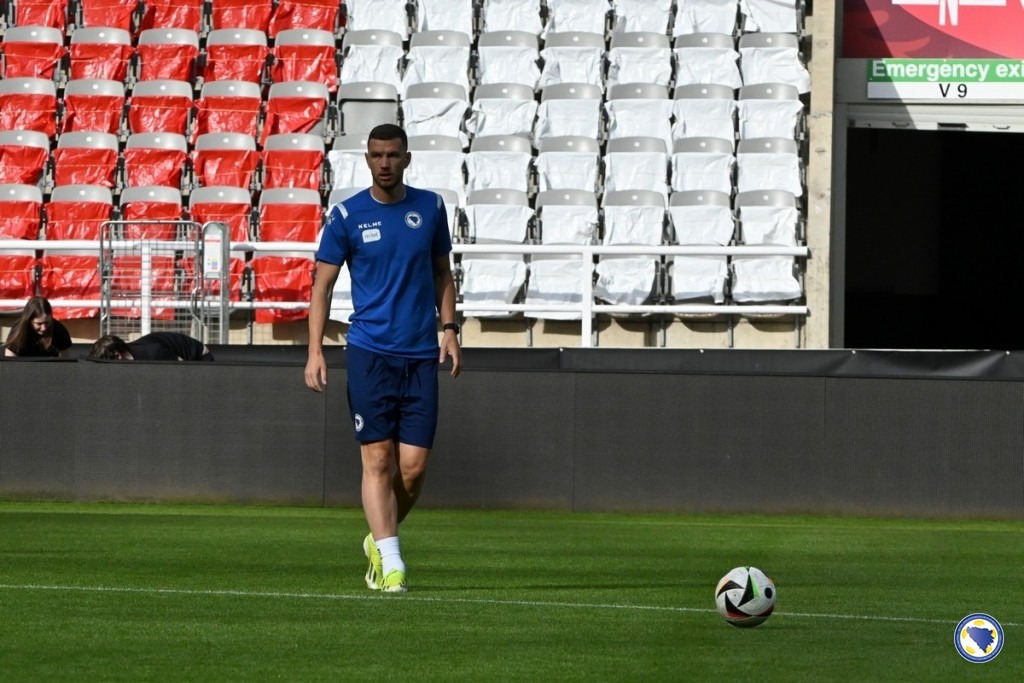 Zmajevi trenirali u Newcastleu, Džeko poslao poruku